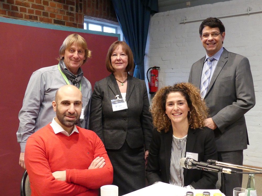 v.l.n.r. (vorne) Psychologe Ahmad Mansour und Moderatorin Nora Abu-Oun, (hinten) Andreas Kernenbach vom Verein zur Förderung der städtischen Jugendeinrichtungen in Sankt Augustin e. V., Sibylle Friedhofen vom Deutschen Kinderschutzbund, Ortsverband Sankt Augustin e. V., und Bürgermeister Klaus Schumacher